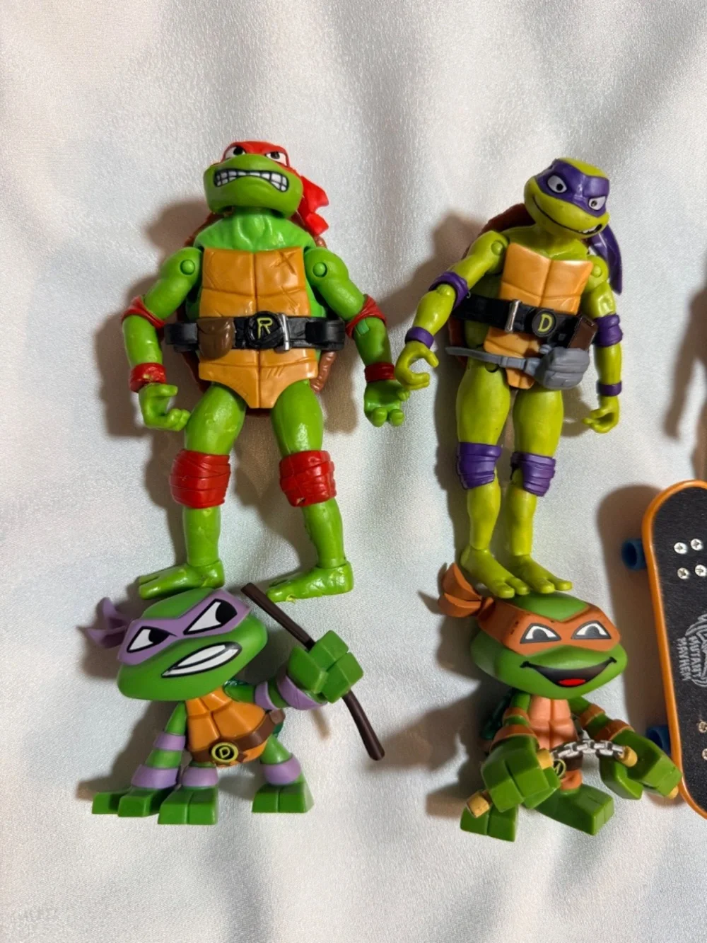 TMNT Ninja Turtles 5 Figure Lot + Skateboard